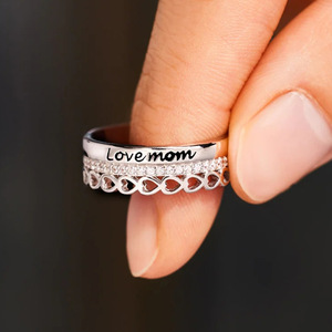 Anello Inciso 'Mom' per Donne, Regalo Romantico ed Elegante, Gioiello da Dito - Product Image 5
