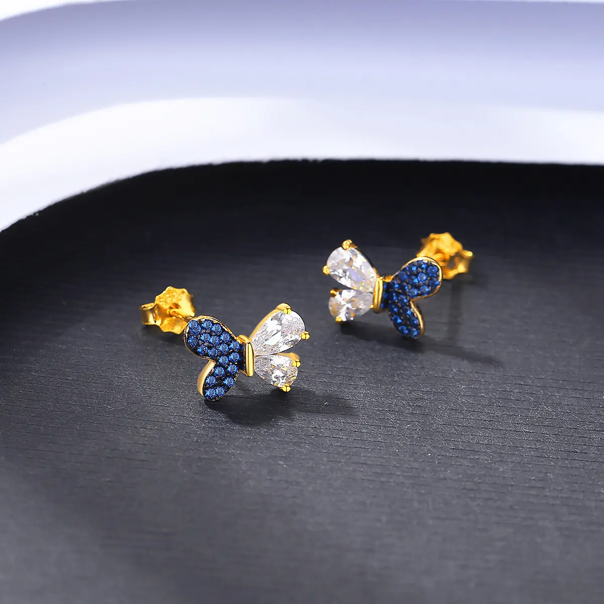 귀여운 14K 골드 채워진 925 실버 파란색과 흰색 배 모양의 CZ 두 색상 곤충 나비 스터드 귀걸이