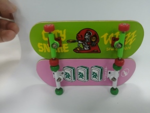 Tuercas de Bloqueo de Aleación Ligeras y Portátiles de 32MM Multicolor para Patinetas, Accesorios para Amantes del Skateboard - Product Image 3