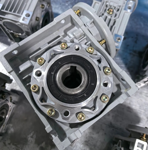 ชุดเกียร์หนอนแบบ<span class=keywords><strong>ล็อค</strong></span><span class=keywords><strong>ตัว</strong></span>เอง รุ่น NMRV พร้อมฟังก์ชั่นเบรกเพื่อความปลอดภัย สำหรับอุปกรณ์ยกและรอก - Product Image 3