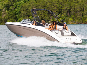 Nuevo Bote a Motor de Lujo de 6 Metros con Consola Central, Funcional y Elegante - Product Image 2