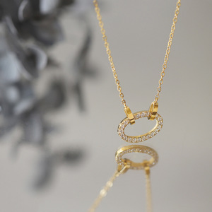 Collier élégant et tendance en acier inoxydable plaqué or 18 carats avec chaîne à maillons et fermoir en forme de nez de cochon, serti de zircons géométriques, pour femme, idéal pour les soirées. - Product Image 6