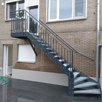 Escalier extérieur droit en acier de style ferme moderne avec incrustations en bois