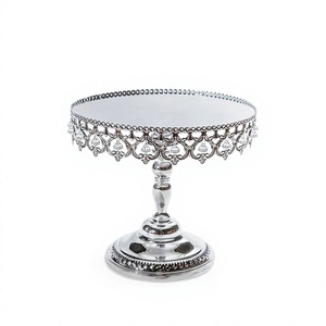 Support à gâteau rond en métal argenté avec plateau à gâteau sur piédestal et bordure perlée avec cristaux suspendus - Product Image 1