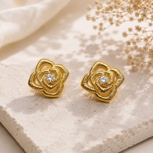 Orecchini a perno in argento 925 placcato oro con moissanite taglio brillante rotondo a forma di fiore con montatura a griffe, per uso quotidiano, unisex - Product Image 3
