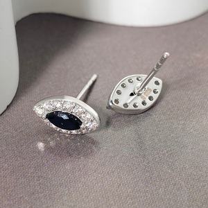 เครื่องประดับฟ็อกซี่มาใหม่ ต่างหูแฟชั่นทรงตาปีศาจประดับเพชรซิร์โคเนีย ดีไซน์สวยหรู ทอง 18K สำหรับผู้หญิง - Product Image 6