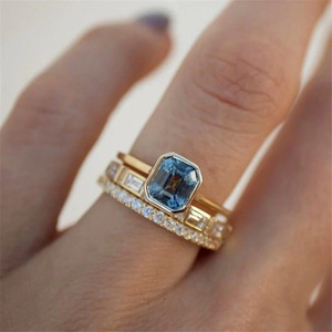 Anello di fidanzamento da donna Q450 in oro massiccio 18 carati con zaffiro, taglio geometrico baguette, montatura a pavé, gioielleria raffinata - Product Image 1
