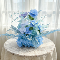 Offre Spéciale : Composition Florale Moderne pour Allée de Mariage avec Bouquet Central de Table