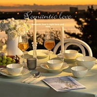 Service de table en céramique de style français, 62 pièces, en porcelaine fine, avec motif fraise sculpté, bols et assiettes, idéal pour un cadeau de pendaison de crémaillère