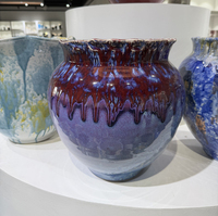 Pot en céramique artisanal avec glaçure effet goutte d'eau, bord festonné ondulé, vase décoratif pour table