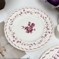 Assiettes en céramique florales roses vintage, assiettes à dîner en porcelaine de luxe à bord doré, plat à salade plissé côtelé pour la décoration de table de mariage