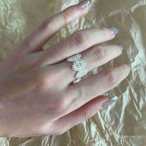 Bague en argent pur S925 Wenchi, style rétro exquis, motif floral ajouré, incrustée, design de niche féminin, luxe léger haut de gamme - Product Image 3