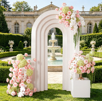 Arche artificielle de style français en blanc poudré avec roses roses en cascade – Décoration florale artificielle faite à la main pour entrées et réceptions de mariage