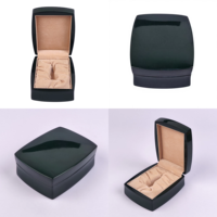Boîte à bijoux en bois brillant OEM ODM, design moderne et élégant, surface incurvée, fermeture à clapet portable, intérieur en velours