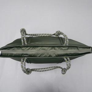 Sac fourre-tout en nylon personnalisé, grand sac à bandoulière souple, conception personnalisée, traitement ODM/OEM, service d'usine de sacs à main sur mesure - Product Image 5