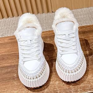 Chaussures de course respirantes en maille pour femmes, rehaussantes et chaudes, style automne-hiver, personnalisables pour la marche, par des créateurs de mode - Product Image 1