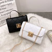 Sac carré simple et élégant 2026 pour femmes, sac à main tendance en cuir PU pas cher, sac bandoulière à chaîne pour femmes