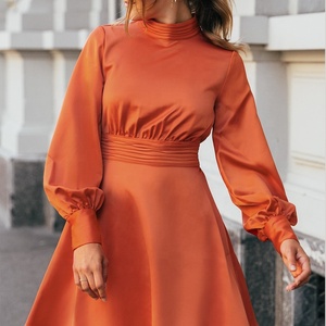 Robe élégante pour femme en satin vintage plissé au niveau du cou et de la taille, manches longues, dos ouvert avec nœud - Product Image 6