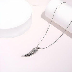 Collar con Colgante <span class=keywords><strong>de</strong></span> Circonita Cúbica en Forma <span class=keywords><strong>de</strong></span> Daga Vintage, Baño <span class=keywords><strong>de</strong></span> Oro <span class=keywords><strong>de</strong></span> 18K sobre Acero Inoxidable, Diseño Moderno para Uso Diario Femenino - Product Image 2