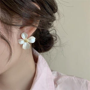 Vente en gros de nouvelles boucles d'oreilles à fleurs pour femmes à la mode Boucles d'oreilles de luxe en plaqué or métallisé - Product Image 4