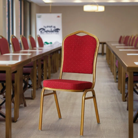 Chaises d'événement empilables à cadre doré et assise rouge pour salles de banquet, églises, mariages, conférences, cérémonies et hôtels - Vente en gros