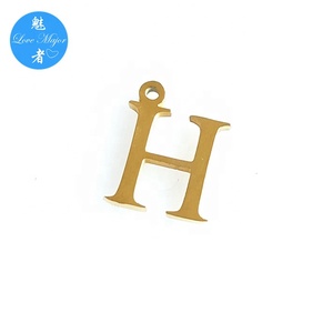 Minuscolo Charm in acciaio inossidabile placcato oro 18K con lettere maiuscole <span class=keywords><strong>E</strong></span> di creazione di gioielli di moda - Product Image 3