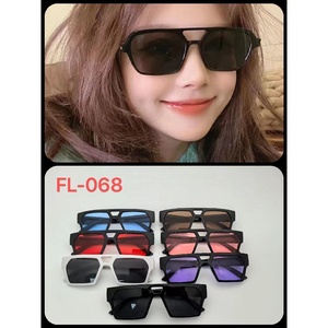 Occhiali da Sole Metallici a V alla Moda 2025, Stile Europeo e Americano, Montatura Colorata in PC per Street Style e Passerella - Product Image 2