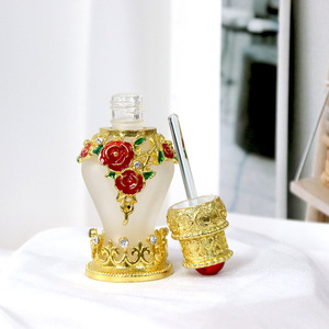 Botella de Perfume Pequeña de 8 ml con Diseño Vintage, Forma de Cintura, Acabado Esmerilado y Galvanizado en Oro, Estilo de Medio Oriente - Product Image 3