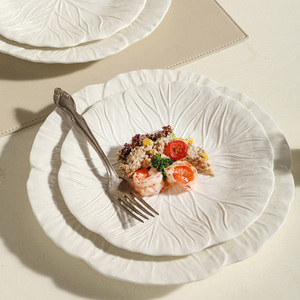 <span class=keywords><strong>Assiette</strong></span> à dîner en porcelaine blanche irrégulière avec glaçure <span class=keywords><strong>de</strong></span> chou <span class=keywords><strong>de</strong></span> conception <span class=keywords><strong>de</strong></span> grain <span class=keywords><strong>de</strong></span> <span class=keywords><strong>feuille</strong></span> en relief Technique <span class=keywords><strong>de</strong></span> gravure durable pour les fêtes - Product Image 5