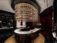 Présentoir suspendu rond en verre LED haut de gamme pour boutique de parfums et îlot de présentation de parfums pour boutique de fragrances de luxe