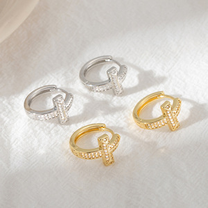 Pendientes Cruzados de Oro con Diamantes, Forma Geométrica, Joyería de Moda para Uso Diario - Product Image 3
