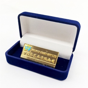 เข็มกลัดโลโก้แบบกำหนดเองราคาประหยัด ป้ายชื่อ ป้ายโลโก้บริษัท ป้ายโลหะเคลือบเงา รูปทรงตามสั่ง ผลิตด้วยวิธีหล่อขึ้นรูป/ปั๊มขึ้นรูป - Product Image 1