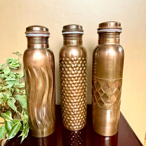 Botella de Agua de Cobre Puro Hecha a Mano con Acabado Antiguo, Beneficios Ayurvédicos para la Salud, Regalo para Mamá, Cobre Sostenible para Yoga, Gimnasio y Fitness - Product Image 1
