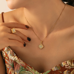 Collier ras du cou avec pendentif carré en <span class=keywords><strong>diamant</strong></span> œil magique de style rétro, ensemble de bagues tendance, acier titane PVD plaqué or 18 carats, pas de décoloration - Product Image 1