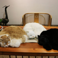 Modèle de chat réaliste en fourrure douce et moelleuse, taille réelle, ornement décoratif, animal endormi réaliste, idéal comme décoration intérieure.
