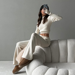 Ensemble deux pièces pour femme : <span class=keywords><strong>pull</strong></span> court côtelé à <span class=keywords><strong>manches</strong></span> classiques et pantalon évasé oversize – Collection de pulls pour femme - Product Image 2
