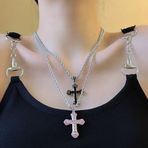 Collana in Lega con Diamante Rosa e Ciondolo a Croce Religiosa Tempestato di Diamanti, Accessorio Quotidiano per Preghiera e Devozione - Product Image 4