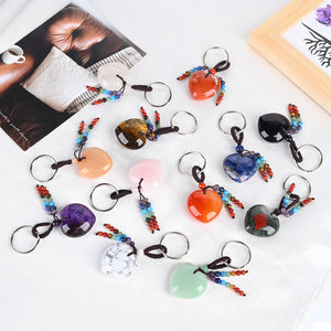 Vente en gros de porte-clés en cristal naturel fait à la main, cœur avec pierre de chakra, porte-clés pour cadeau - Product Image 4