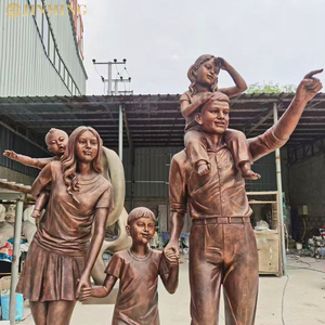 Una familia de tres esculturas de plástico reforzado con fibra de vidrio (FRP) con un tema para padres e hijos, con una madre y un hijo - Product Image 1