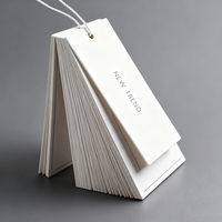 Étiquettes volantes de conception simple étiquettes de vêtements avec logo imprimé personnalisé sur papier cartonné mat pour la marque de vêtements prix de gros