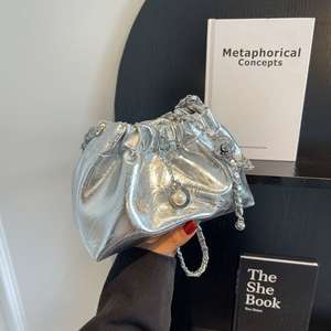 Sac à main mini pour femme en cuir brillant, nouveau design, avec chaîne - Product Image 3