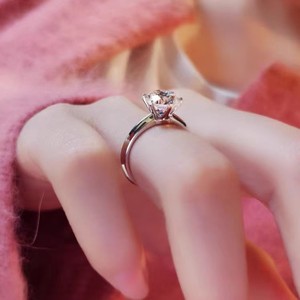 Prezzo di fabbrica classico alta gioielleria VVs1 Moissanite 1Ct <span class=keywords><strong>solitario</strong></span> diamante rotondo CZ zircone S925 anelli in <span class=keywords><strong>argento</strong></span> Sterling donna - Product Image 4