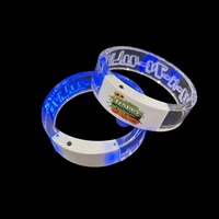 Bracelet LED acrylique haute luminosité 15 couleurs, motif logo personnalisé, non toxique, écologique, léger, accessoires de fête