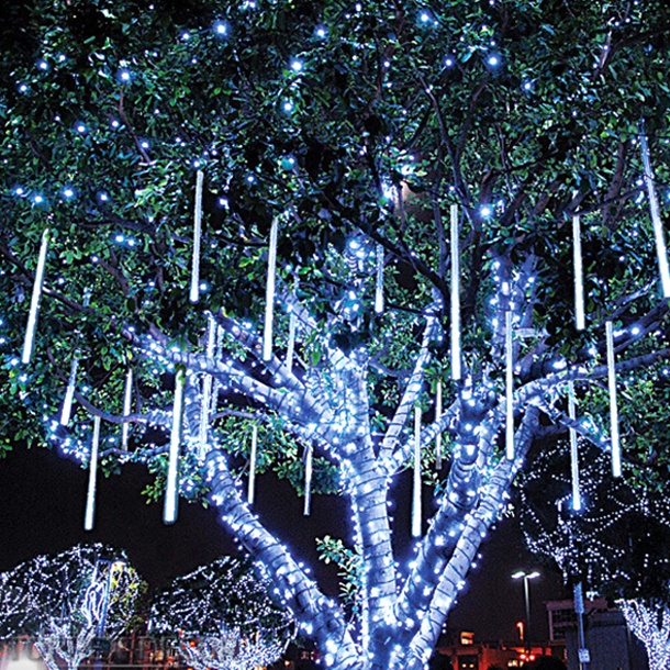 クリスマスを祝うための卸売青いライトのついた白いクリスマスツリー