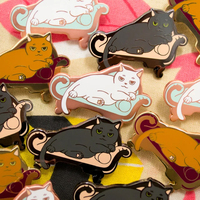 En gros, épingles de col et badges de revers en émail souple et dur, à double chaîne, thème Art Anime, avec chaîne, personnalisables