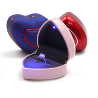 Boîte à bagues pour couples en plastique en forme de cœur avec double bordure dorée, doublure en velours, boîte à bijoux personnalisée de couleur violette avec lumière LED
