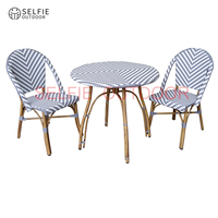 Ensemble de meubles de patio en aluminium et rotin moderne et durable avec 2 chaises + 1 table, confortable pour une utilisation en extérieur et dans la salle à manger/salon