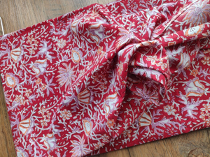 Tela de Algodón Estampada a Mano con Diseño Floral Rojo |   Textiles Artesanales Indios para Confección de Ropa, Costura, Acolchado y Prendas Étnicas - Product Image 2