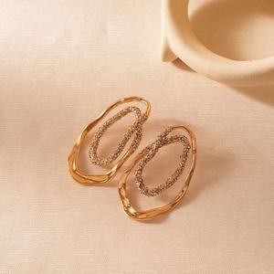 Boucles d'oreilles asymétriques de niche haut de gamme, style européen et américain, en argent plaqué or véritable, avec aiguille en argent et incrustations de diamants, géométriques tendance - Product Image 1