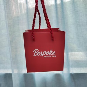 Bolsas de papel burdeos personalizadas con logotipo estampado en caliente con lámina blanca, bolsas de papel de regalo de lujo para empaques de cosméticos y productos de belleza. - Product Image 2